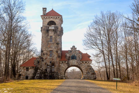 New Paltz, NY - USA - Mar 15, 2022: Landscape view of the historic Mohonk Testimonial Gateway. The stone gatehouse was built in 1908 and was the entrance to the historic mountain resort.のeditorial素材