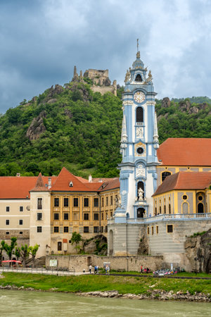 DÃ¼rnstein, Lower Austria â AT - June 8, 2023 The picturesque DÃ¼rnstein, a small town on the Danube River. Famous for the DÃ¼rnstein Abbeyâs blue tower and DÃ¼rnstein Castle in the distance.のeditorial素材