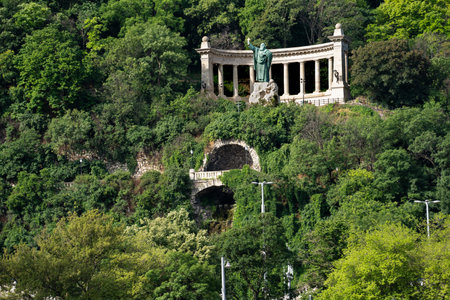 Budapest, HU â June 11, 2023 View of St. Gerard Sagredo Statue, A colonnaded structure with an imposing statue of an 11th-century monk .placed on a hill overlooking the Danube river.のeditorial素材