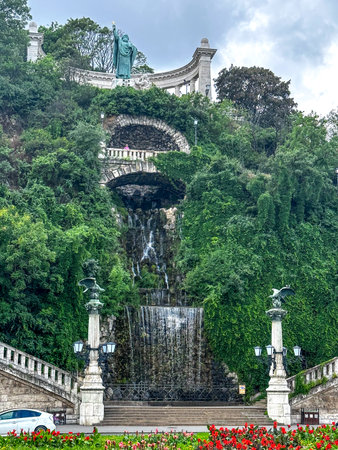 Budapest, HU â June 11, 2023 Closeup view of St. Gerard Sagredo Statue, A colonnaded structure with an imposing statue of an 11th-century monk .placed on a hill overlooking the Danube river.のeditorial素材
