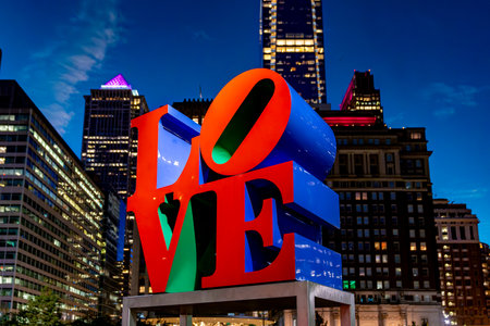Philadelphia, PA - US - Oct 13, 2023 Evening view of LOVE Park, with its reproduction of Robert Indianaâs 1970 LOVE sculpture overlooking the plaza. Located in Center City section of Philadelphia.のeditorial素材