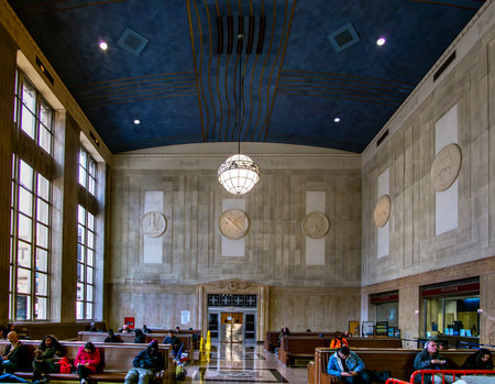 Newark, NJ â US â Nov 12, 2023 Interior view of waiting passengers in the Art Deco and Neo-Classical styled Newark Penn Stationâs main waiting room.のeditorial素材