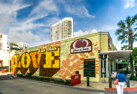 Fort Lauderdale, FL - US - Feb 7, 2024 Palm tree lined Las Olas Boulevard, a vibrant and cosmopolitan thoroughfare renowned for its eclectic mix of shops, restaurants, galleries and entertainment.のeditorial素材