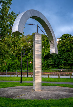 Peekskill, NY â US â Aug 19, 2024 William Logan's "Arc," a striking kinetic sculpture in welded aluminum and steel, gracefully moves along Peekskill's riverfront, blending art with the scenic vista.のeditorial素材