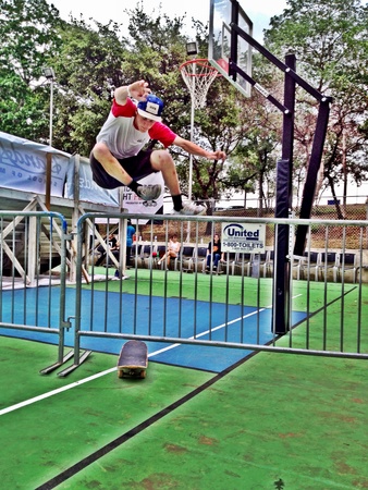 The kids are skateboarding. の素材