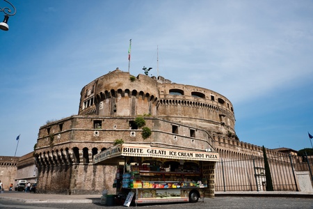 Rome, Italy, May 25 2011. Food cart selling tradition Italian fare with ruins behind.のeditorial素材