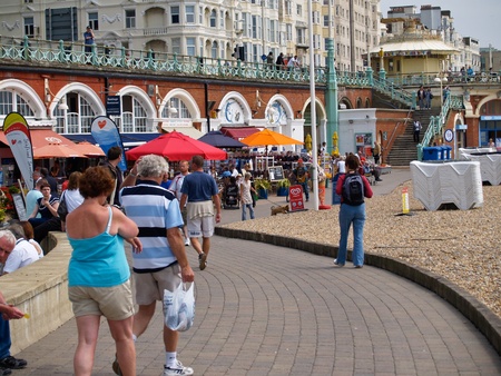 BRIGHTON, ENGLAND - June 16, 2009 - the crowd walks around the walkways along the well know holiday beach on June 16, 2009. Bright attracts large numbers of visitors and holiday-makers.のeditorial素材
