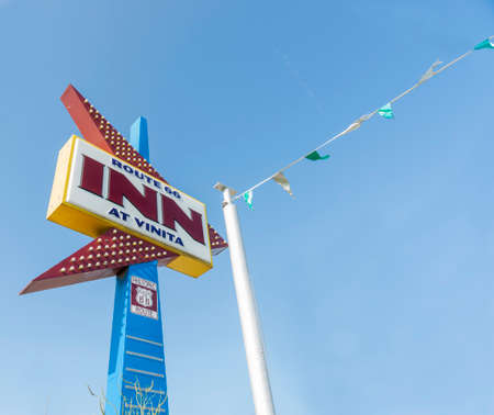 Vinita, USA - September 8, 2015 - Retro neon arrow shape sign on Route 66, Inn at Vinita, Oklahoma, USAのeditorial素材