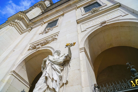 SALZBURG AUSTRIA - SEPTEMBER 6 2017; Statue of mediaval man holding keys , including one gold key aloft outside Salzburg Cathedralのeditorial素材