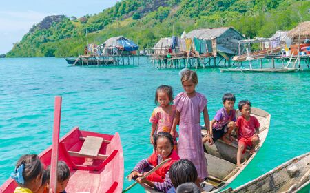 SEMPRONA BORNEO - MAY11 2019; Group of children of sea gypsies disowned by all nations settled of the coast of Sabah in boats.のeditorial素材