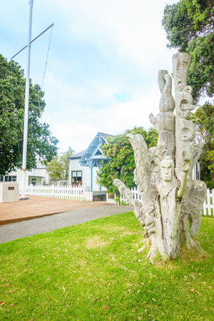 Tauranga New Zealand - January 12 2026; Cultural carved old tree stump with memmorial flagpole and plaque at rear of Gate Pa Pukehinahina domain.のeditorial素材