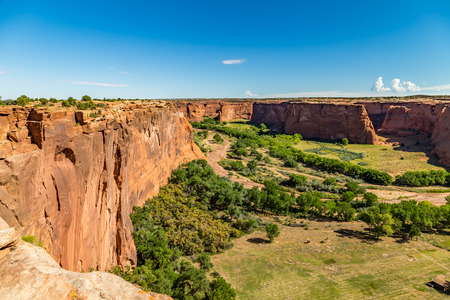 The Canyon de Chelly National Monument consists of many well-preserved Anasazi ruins and spectacular sheer red cliffs that rise up to 1000 feet.の写真素材