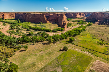 The Canyon de Chelly National Monument consists of many well-preserved Anasazi ruins and spectacular sheer red cliffs that rise up to 1000 feet.の写真素材