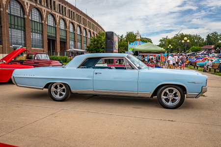 Des Moines, IA - July 03, 2022: High perspective side view of a 1964 Pontiac Bonneville 2 Door Hardtop at a local car show.のeditorial素材