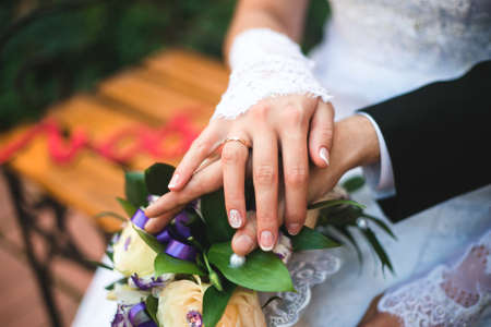 bouquet hand wedding ring finger couple marriedの写真素材