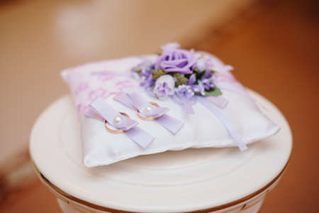 wedding rings on the pillow violet colorの写真素材