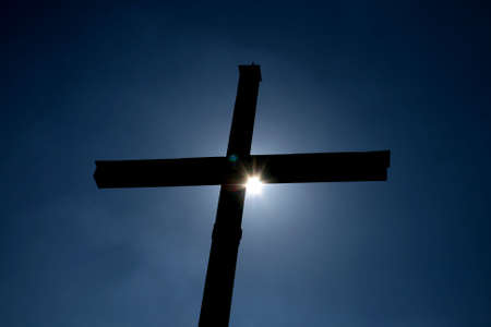 a cross with the sun behind itの写真素材