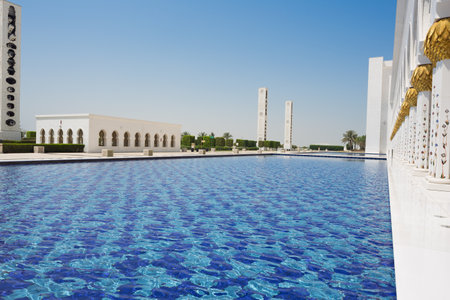 Water mirror of the Sheikh Zayed Mosque in Abu Dhabi, seen from the entranceのeditorial素材