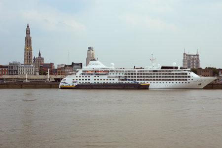 Editorial: ANTWERP, BELGIUM, August 26, 2017 - Cruise ship berthed at the quayside in Antwerp. Over de laatste jaren, Antwerpen werd belangrijk als een cruiseschip portのeditorial素材
