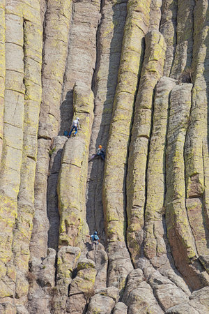 Editorial: DEVILS TOWER, CROOK COUNTY, WYOMING, UNITED STATES, SEPTEMBER 8, 2023 - Mountaineers ascending the Devils Tower, seen from the path around the mountainのeditorial素材