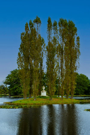 Woerlitzer Park - blue sky and lake in early autumn