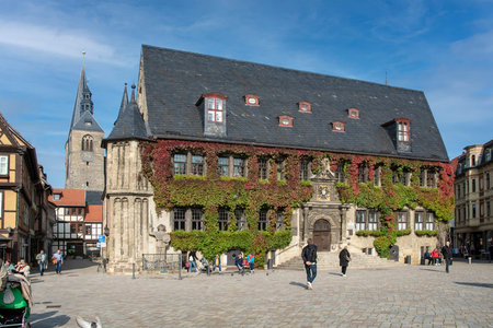 QUEDLINBURG, GERMANY - OCTOBER 14, 2021: Historic city hall building at the central market square of Quedlinburg, Germanyのeditorial素材