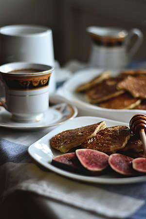 Morning on the saucer are Ananasov-rice cakes smeared with honey for tea ceremonyの写真素材