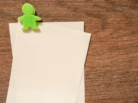 paper note with green clip on wood backgroundの写真素材