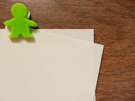 paper note with green clip on wood backgroundの写真素材