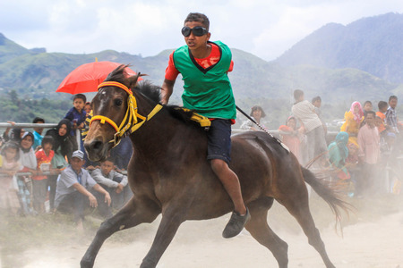 Horse Racing Dashing Trought The Dustのeditorial素材