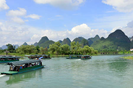 Li River connects Guilin and Yangshuo Countyのeditorial素材