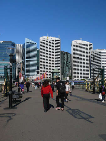 People crossing the Pyrmont Bridge at Darling Harbour in Sydneyのeditorial素材
