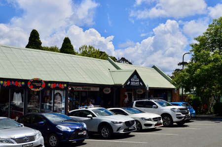 Vehicles parked at Leura shopping center in the Blue Moutains, NSWのeditorial素材