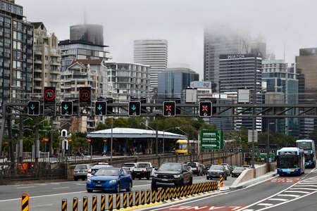 Traffic approaches the Sydney Harbour Bridge fom North Sydneyのeditorial素材