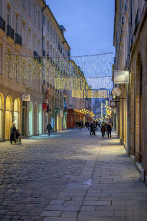 Tourists in a street market, Dinan, Cotes-D'Armor, Brittany, France 2011-12-25 11:38:15 AMのeditorial素材