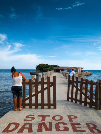 Tourists standing on a jetty, Havana, Cuba 2010-08-25 10:28:51 AMのeditorial素材