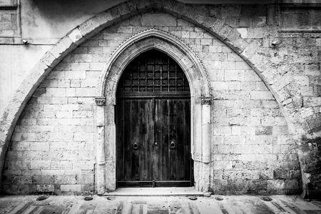 Arched door with old wall, Heraklion, Greeceの写真素材