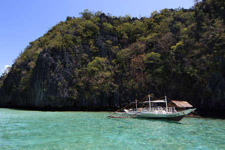 Boat making their way with touristsのeditorial素材