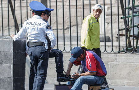 Policia getting their shoes policedのeditorial素材