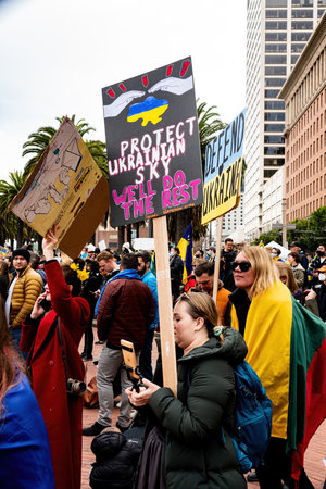 editorial submission of protest against Russian invasion of Ukraine at San Francisco Ferry Terminal plazaのeditorial素材