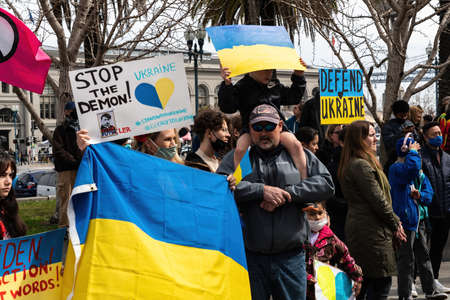 editorial submission of protest against Russian invasion of Ukraine at San Francisco Ferry Terminal plazaのeditorial素材