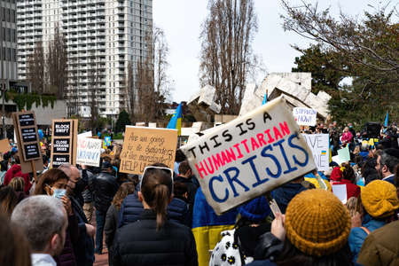 editorial submission of protest against Russian invasion of Ukraine at San Francisco Ferry Terminal plazaのeditorial素材