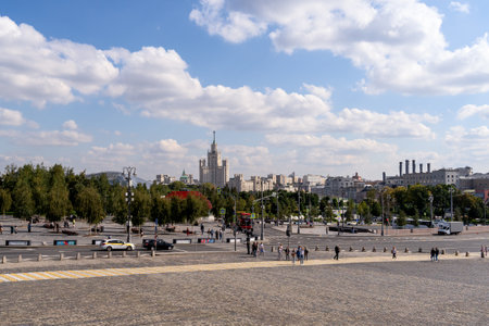 09/14/2023, Moscow, Russia, Zaryadye Park. View of Zaryadye Park and a residential building on Kotelnicheskaya Embankment from Vasilyevsky Descent Square.のeditorial素材