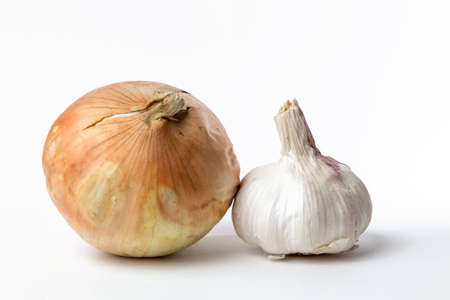 old head of garlic and onion on white backgroundの写真素材