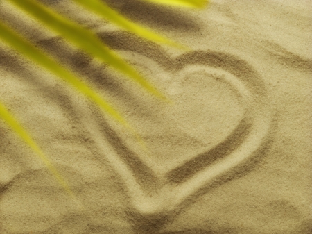 Heart drawn in the sandの写真素材