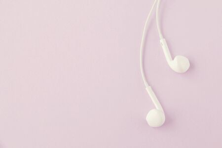 white headphone on pink pastel backgroundの写真素材