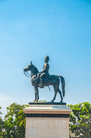 The equestrian statue of King Chulalongkorn (Rama V) with blue sky background in Bangkok, Thailand.のeditorial素材