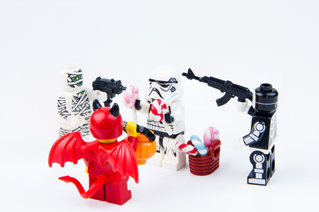 Nonthabure, Thailand - September, 24, 2016 : Lego ghost halloween want halloween candy Trick or Treat with Lego star wars stormtrooper.Theme Halloween background.のeditorial素材