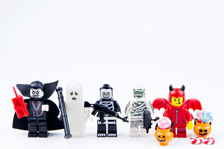 Nonthabure, Thailand - September, 24, 2016 : Lego ghost halloween want halloween candy Trick or Treat.Theme Halloween background.のeditorial素材