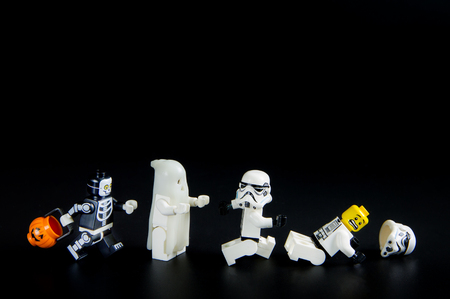Nonthabure, Thailand - August, 23, 2016: Lego star wars stormtrooper running away ghost halloween.Theme Halloween background.のeditorial素材
